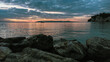 Wunderschöner Sonnenuntergang über dem Meer bei Makarska in Kroatien