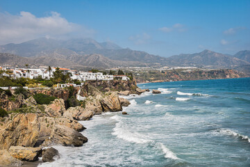 Fototapeta wakacje, mała turystyczna miejscowość nerja, hiszpania. andaluzja, costa del sol. wybrzeże, morze Śródziemne. krajobraz wakacyjny. 