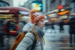 © Alejandra - Mujer joven con mirada fija viste gorro y chamarra de invierno, camina en las calles de la ciudad. Todo a su alrededor se mueve rápidamente. Vida ajetreada y estres
