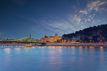 Wall Mural - Budapest night view. Long exposure. Hungarian landmarks, Freedom Bridge and Gellert Hotel Palace.