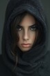 Gesichtslose Frau mit Kapuze trägt Kapuzenpulli mit Blick nach vorne, schwarzer Hintergrund