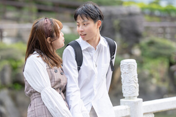 The scene of a young Taiwanese male and female couple in their 20s talking happily in the cat sky, a tourist destination in Taiwan 20代の若い台湾人の男女カップルが台湾の観光地である猫空で仲良く話す光景