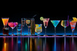 verres de cocktail transparents en ligne sur un comptoir noir à reflet, éclairage néon, différentes boissons avec et sans alcool sur fond noir espace négatif copy space