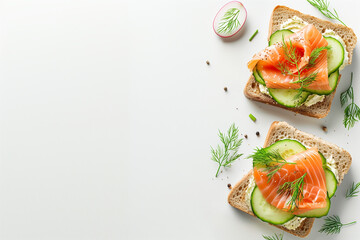 2 délicieux sandwiches au pain de mie complet, avec de la crème aigre ou sure, des rondelles de concombre, du saumon fumé et de l'aneth. Encas sur fond clair avec espace négatif copy space