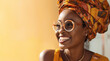 Une belle femme noire, heureuse et souriante portant un turban africain et des lunettes, image avec espace pour texte.