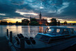 Schloss Schwerin im Abendlicht mit Steg und Boot