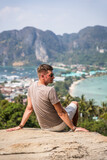 Fototapeta  - Mężczyzna na punkcie widokowym rajskiej wyspy