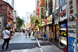 Fototapeta Uliczki - 新宿歌舞伎町の脇道の様子