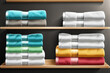 Geschäft für bunte Handtücher mit Regalen