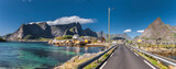 Fototapeta  - Ansicht von gelben Fischerhäusern bei Reine auf den Lofoten in Norwegen