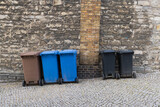 Fototapeta Pokój dzieciecy - verschiedene Mülltonnen stehen nebeneinander