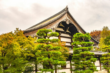 Wall Mural - Colorful Fall Leaves Sanmon Gate Tofuku-Ji Buddhist Temple Kyoto Japan