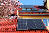 Fototapeta Kuchnia - Panele słoneczna na dachu domu jednorodzinnego w europie.