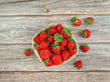 Fototapeta Morze - plusieurs fraises, en gros plan, sur une table	