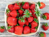 Fototapeta Morze - plusieurs fraises, en gros plan, sur une table	