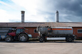 Fototapeta Konie - Ackerbau - Gülle fahren, Gülletransportfahrzeug steht auf einem Bauernhof.