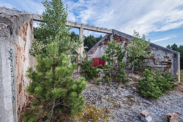 Canvas Print - Abandoned house on the slope of Trebevic mountain in Sarajevo city, Bosnia and Herzegovina