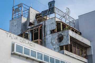 Canvas Print - Building destroyed during war on Brace Fejica pedestrian street in Mostar, Bosnia and Herzegovina