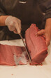 Hier wird frischer Thunfisch mit einem Scharfen Messer geschnitten und zerlegt
