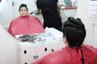 © M.Madriñán - niño con el pelo largo cortándolo en la peluquería para donarlo para hacer pelucas para personas enfermas de cáncer