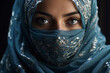 Geheimnisvolle Schönheit: Frau mit blauem Hijab und silberner Blumenstickerei