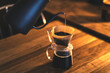コーヒードリッパーとポットとケトルを使ってコーヒーをいれているシーン