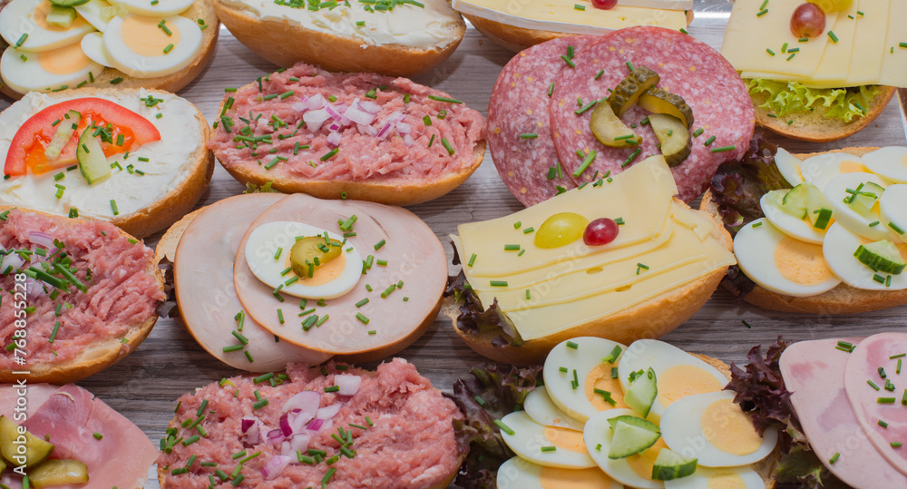 Diverse belegte Brötchen zum Frühstücken mit Käse, Ei, Fleischsalat ...