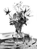 Fototapeta  - bukiet róż w szklanym wazonie na stoliku kawowym