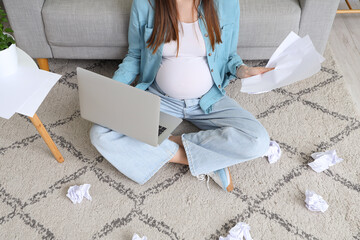 Poster - Stressed pregnant businesswoman with laptop and papers at home