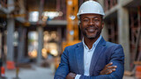 Fototapeta  - 
Una fotografía de portada que muestra a un contratista en construcción sonriendo con confianza
