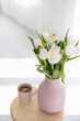 Tulpen in rosa Vase mit rosa Kaffeetasse