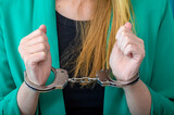Fototapeta  - Aresztowana kobieta blondynka w kajdankach policyjnych 