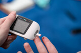 Fototapeta Pomosty - Mierzyć na czczo poziom cukru we krwi za pomocą glukometru
