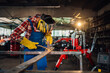 © Zamrznuti tonovi - Worker wearing safety equipment while working on his welding machine.