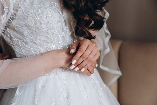 bride folds hands together at waist
