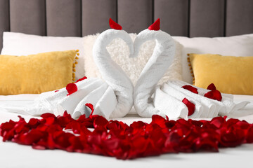 Canvas Print - Honeymoon. Swans made with towels and beautiful rose petals on bed