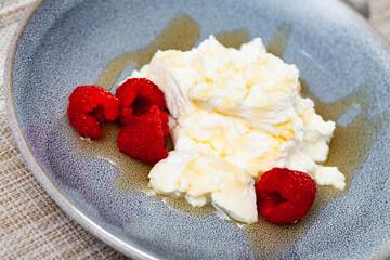 Canvas Print - Traditional Catalan dessert - fresh cheese Mato with honey and strawberry