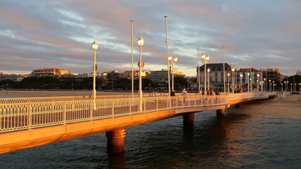 Bassin d’Arcachon, ponton de la jetée Thiers dans la ville d’Arcachon, en Gironde / Nouvelle-Aquitaine, au soleil couchant (France)