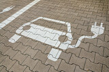 Fototapeta Perspektywa 3d - Hinweis auf Parktplatz für Elektroauto Ladestelle