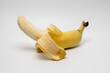 Banan na białym tle, owoc, 