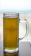 Primer plano de una jarra de cerveza con su asa
