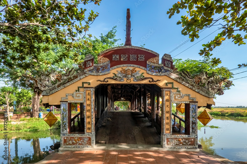 wonderful-view-of-the-cau-ngoi-thanh-toan-or-thanh-toan-tile-bridge