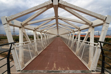 Puente peatonal de  metal y cristal ubicado en Torrente (Valencia)