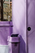 紫色の扉とゴミ箱