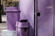 紫色の扉とゴミ箱