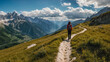 Ragazza cammina durante un trekking estivo in montagna su un sentiero delle Alpi