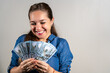 Mujer feliz sosteniendo mucho dinero. Abundancia y riqueza