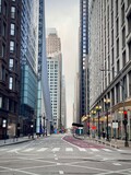 Fototapeta Miasto - view of a street in downtown Chicago in the Loop district with road traffic and buildings on a cold winter day
