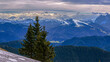 Panoramablick auf die schneebedeckte Chiemgauer Berge und grüne Hügel oberhalb vom Dorf Unterwössen in den Chiemgauer Alpen Bayern Deutschland