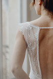 Fototapeta Paryż - Détail sur la robe de la mariée de dos